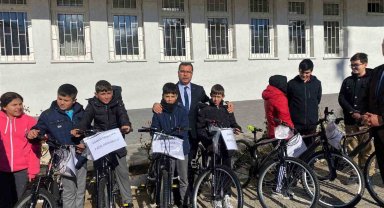 Sorgun'da 60 öğrenciye bisiklet hediye edildi