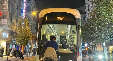 Tramvay arkasında tehlikeli yolculuk