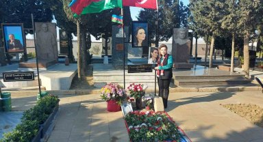 Türkiye'den götürdüğü toprağı Paşayeva'nın mezarına döktü