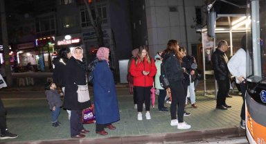 Vatandaşların geç gelen belediye otobüsü isyanı