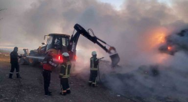 Yangında saman balyaları kül oldu, kamyonet demir yığınına döndü