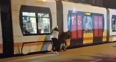 Yokuş çıkmakta zorlanan tramvayı ittiren gençlerin videosu büyük beğeni topladı