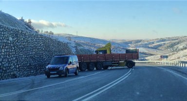 Yozgat'ta buzlanma nedeniyle çok sayıda tır sürücüsü zor anlar yaşadı