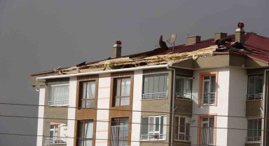 Yozgat'ta çatıdan kopan parçalar bir kişinin yaralanmasına neden oldu