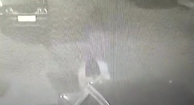 2 ayda 2 kez soyulan aracın hırsızlık görüntüsü güvenlik kameralarına yansıdı