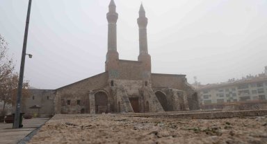 8 asırlık medreseye sprey boyayla yazılan yazılar, cezasız kalmadı