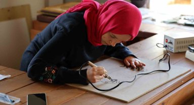 Ahşabı yakarak sanata dönüştürüyorlar