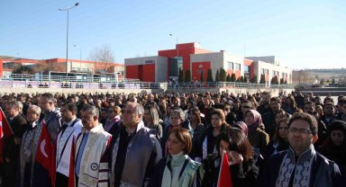 Akademisyenler ve üniversite öğrencileri şehitler için toplandı, terörü lanetledi