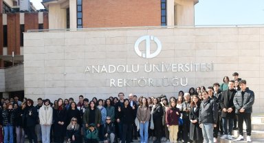 Anadolu Üniversitesi aday öğrencileri için kampüs turları düzenliyor