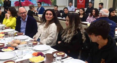 Anadolu Üniversitesi Rektörü Fuat Erdal engelli öğrencilerle akşam yemeğinde bir araya geldi