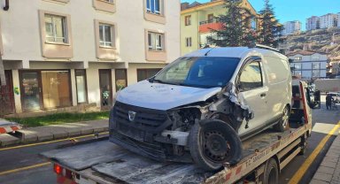 Ankara'da asfalt silindiri yokuşta kayarak 7 araca çarptı