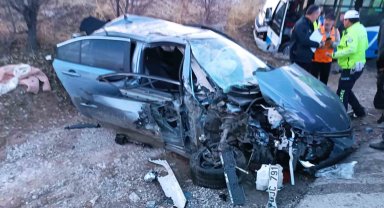 Ankara'da midibüs ile otomobil çarpıştı: 20 yaralı