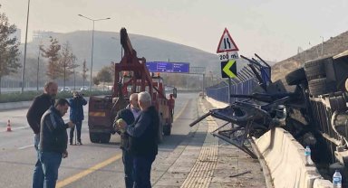 Ankara'da servis otobüsü devrildi: 2 yaralı