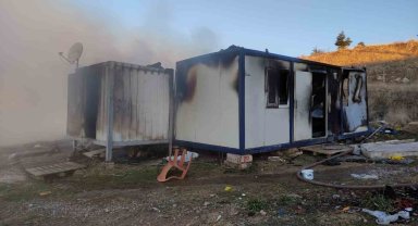 Belediye katı atık ayrıştırma tesisindeki konteynırda yangın