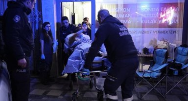 Bıçakla yaralanan genç kız ambulansa alınırken yakınlarına el salladı