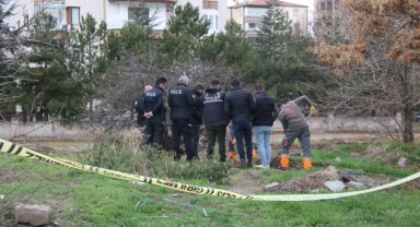 Boş arazide dua eden şahıs ekipleri harekete geçirdi