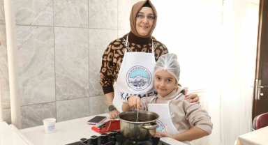 Büyükşehir KAYMEK'TEN 'Anne-Çocuk Mozaik Pasta Yapımı' etkinliği