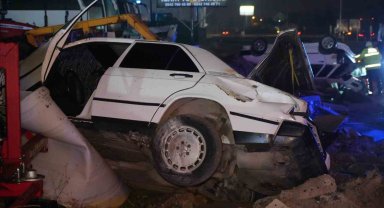 Çarpışan iki otomobil takla attı, yoldan geçen yaya ile 4 yolcu yaralandı