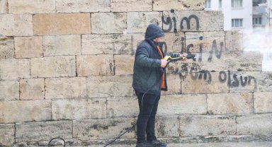 Çifte Minareye yapılan saygısızlık temizlendi