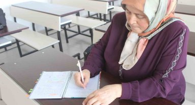 Çocukluk hayali olan üniversiteye 50 yaşında kavuştu