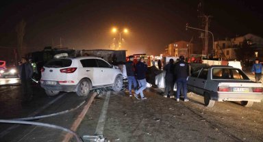 Devrilen tırdan savrulan mermerler araçlara çarptı: 5 yaralı