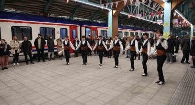 Doğu Ekspresi yolcularına halaylı karşılama