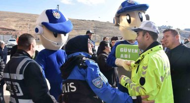 Emniyet birimlerini gezip kısa süreli polis oldular