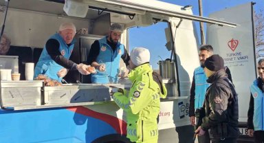 Emniyet personeline sıcak çorba ikramı