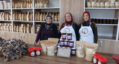 En lezzetli kışlık ürünler kadınların ellerinden