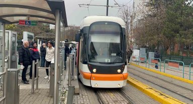 Eskişehir'de tramvaya silah ve bıçakla bindiği iddia edilen 4 şahıs bir yolcuyu darp etti