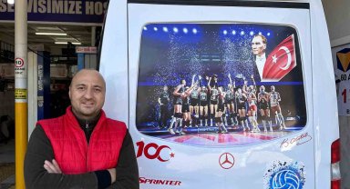 Filenin Sultanları'na ait posteri aracında taşıyor