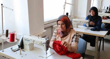Filistinli çocuklar üşümesin diye eşofman örüyorlar