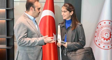 Görme engelli genç girişimci Zülal, Bakan Kacır ile bir araya geldi