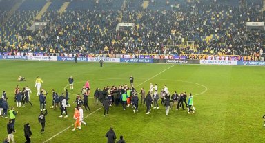 Hakem Halil Umut Meler'e saha içerisinde yumruk atıldı