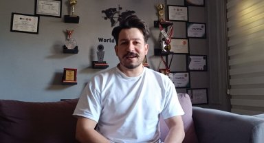 Havada, karada ve su altında tıraş yapan kuaför, yeni şampiyonlar yetiştirecek