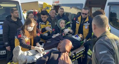 İşçi servislerinin çarpıştığı kazada 10 kişi yaralandı