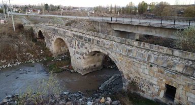 Kanuni Sultan Süleyman döneminde yapılan kemer köprü asırlara meydan okuyor