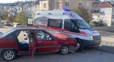 Karaman'da ambulans ile otomobil çarpıştı: 1 yaralı