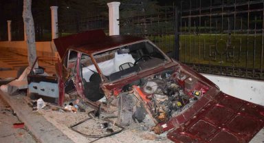 Karşı şeride geçip duvara çarpan araç hurdaya döndü: 1 yaralı