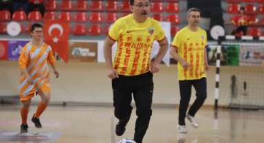Kayseri protokolü down sendromlu gençlerle futsal maçı yaptı