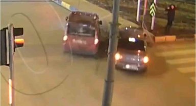 Kaza anında kaldırımda bekleyen vatandaşın yaşadığı panik kamerada