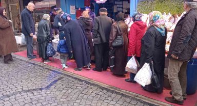 Kilosu 50 liradan satılan hamsi için kuyruk oluşturdular