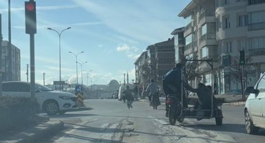 Kırmızı ışığa umursamadan tek tekerle kasksız yollarına devam ettiler
