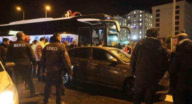 Kırmızı ışıkta geçen yolcu otobüsü otomobile çarptı: 1 yaralı