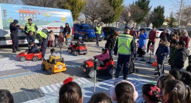 Kulu'da jandarmadan öğrencilere trafik eğitimi