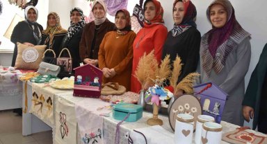 Kursiyer kadınlar sertifikalarını Vali Çelik'in eşinden aldı