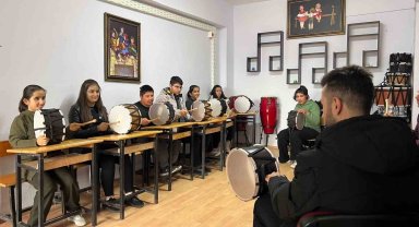 Lise öğrencileri özel öğrencilerle temizlik yapıp oyunlar oynadı