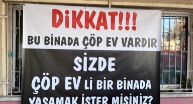 Mahalleliden çöp eve pankartlı tepki