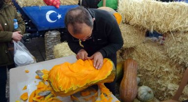 Meyve ve sebzeler onun elinde sanat eserine dönüşüyor