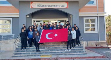 Öğrenciler şehitler için bayrak açtı